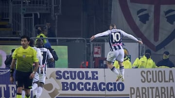 Deulofeu celebra uno de sus goles contra el Cagliari.