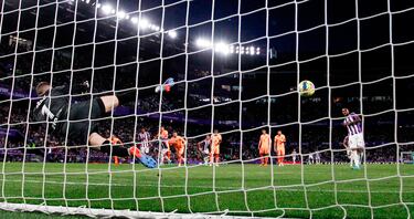 1-3. Cyle Larin marca de penalti el primer gol de los pucelanosen el minuto 41. El canadiense engaña a Ivo Grbic colocando el balón a la derecha del guardameta colchonero.