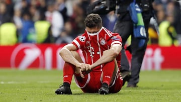 Lewandoski se lamenta de la eliminación ante el Real Madrid.