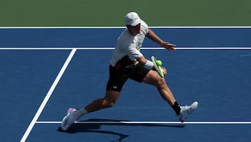Davidovich golpea la bola en el US Open.