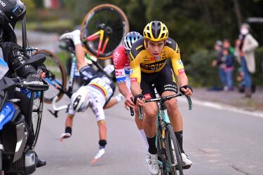 Julian Alaphilippe protagonizó una espectacular caída en 2020, pocas semanas después de ser campeón del mundo, al estrellarse contra una moto cuando iba fugado con Van der Poel y Van Aert. En esta edición el francés no será de la partida.