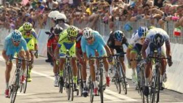 Simon Clarke ganó el sprint del grupo perseguidor y es el nuevo líder. Fabio Aru, Alberto Contador y Richie Porte, también en la pelea.