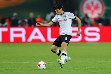 
Jesús Vallejo llegó en 2016 al Real Madrid con la vitola de ser el capitán del Real Zaragoza sin haber llegado a la veintena. También había sido internacional en las categorías inferiores de la Selección. Sin embargo, a su llegada a Valdebebas se encontró con una posición de central ocupada por tres de los mejores jugadores del mundo en esa demarcación (Ramos, Pepe y Varane). Su salida al Eintracht fue la primera de muchas. Su carrera en el Santiago Bernabéu nunca llegó a despegar y ahora milita en el Albacete. 
