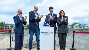 Primer ladrillo de la obra.