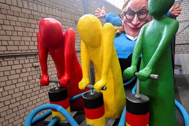 Vista previa de las carrozas de carnaval para el próximo desfile del Lunes de las Rosas en Colonia
Una carroza de carnaval que representa a Alice Weidel, colíder del partido Alternativa para Alemania (AFD), se presenta antes del tradicional desfile de Carnaval del Lunes de Rosas en Colonia.