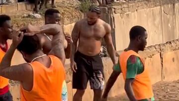 Memphis Depay aparece jugando en canchas de África