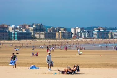 De arena fina, es una de las playas más extensas de Cantabria. Mide algo más de cuatro kilómetros de largo y destaca su escasa masificación, incluso en temporadas de alta afluencia turística. Es una de las playas más bellas de la comunidad y desde ella se visualiza la bahía de Santoña y del monte Buciero.