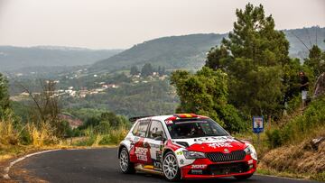 Efrén Llarena, con el Skoda en Ourense.