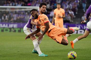 Monchu agarra a Thomas Lemar.