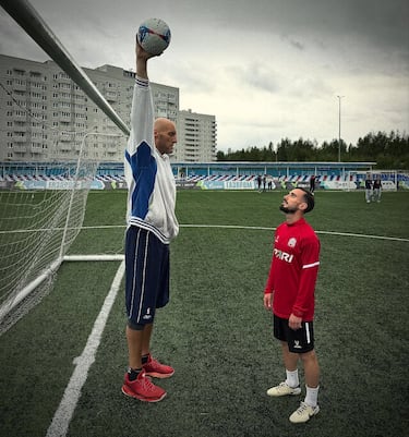 En su debut profesional con el Amkal, venció al FC Kaluga por 1-0 gracias al gol de David Papikyan.