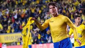 El delantero de Las Palmas Marc Cardona celebra su gol.