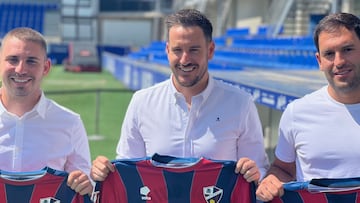 Sergi Guilló, junto a su cuerpo técnico, en su presentación como nuevo entrenador del Huesca.