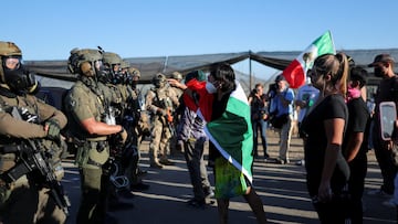 Agentes federales y oficiales de inmigración allanan una instalación agrícola en Camarillo, California.