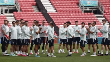 Los jugadores de la Selección observan el estado del Parken de Copenhague antes del entrenamiento de ayer por la tarde.