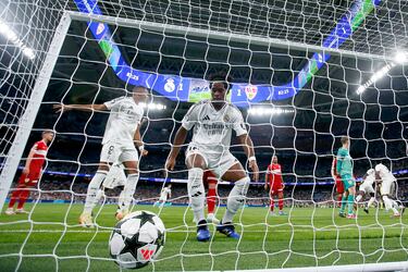 2-1. Saque de esquina de Luka Modrik, Alexander Nübel falla en la salida y el central alemán remata de cabeza para meter el balón dentro de la portería de su exequipo.