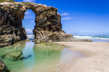 No podíamos dejar de mencionar una joya como la playa de Las Catedrales. Cuando se junta la potencia del mar y la paciencia del tiempo el resultado es una obra de arte, un monumento natural sobrecogedor. Este verano es preciso solicitar reserva para poder disfrutar de ella, pero merece la pena.