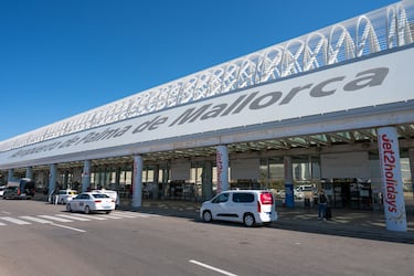Situado en la posición 122º de mejores aeropuertos a nivel global. Es el tercer aeropuerto en importancia de España por volumen de pasajeros y el más rentable del país, siendo solo superado en tráfico por el Aeropuerto de Madrid-Barajas en Madrid y el Aeropuerto de Barcelona-El Prat en Barcelona.