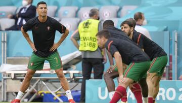 Munich (Germany), 15/02/2021.- Portugal soccer team player Cristiano Ronaldo (L) warms up before the UEFA EURO 2020 group F preliminary round soccer match between Portugal and Germany in Munich, Germany, 19 June 2021. (Alemania) EFE/EPA/HUGO DELGADO (RESTRICTIONS: For editorial news reporting purposes only. Images must appear as still images and must not emulate match action video footage. Photographs published in online publications shall have an interval of at least 20 seconds between the posting.)