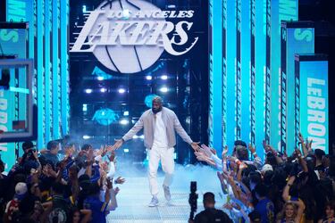 Debido a una lesión en un tobillo la estrella de Los Angeles Lakers, LeBron James, no pudo disputar el partido.