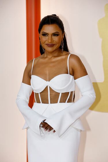 Mindy Kaling en la alfombra champagne.