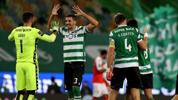 Feddal, Adán y otros jugadores del Sporting celebran una victoria.