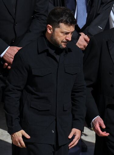 El presidente de Ucrania, Volodymyr Zelenskiy, camina para asistir a la misa funeral del Papa Francisco, en el Vaticano.