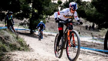 Rocío del Alba, en plena competición de XCO.