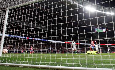 2-0. Rodrigo de Paul llega a la frontal del área y asiste a Giuliano Simeone que define con la derecha, raso y al palo izquierdo de Jirí Letácek. Doblete del jugador argentino.