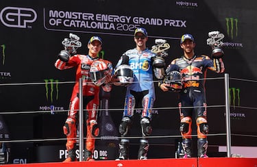 Los hermanos Márquez celebran su primer y segundo puesto en el Gran Premio de Cataluña. Junto a ellos en el podio, el piloto italiano Enea Bastianini que terminó en tercera posición.
