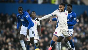 Chelsea's French striker #18 Christopher Nkunku (front R) fights for the ball with Everton's Belgian midfielder #08 Orel Mangala (rear R) during the English Premier League football match between Everton and Chelsea at Goodison Park in Liverpool, north west England on December 22, 2024. (Photo by Paul ELLIS / AFP) / RESTRICTED TO EDITORIAL USE. No use with unauthorized audio, video, data, fixture lists, club/league logos or 'live' services. Online in-match use limited to 120 images. An additional 40 images may be used in extra time. No video emulation. Social media in-match use limited to 120 images. An additional 40 images may be used in extra time. No use in betting publications, games or single club/league/player publications. /