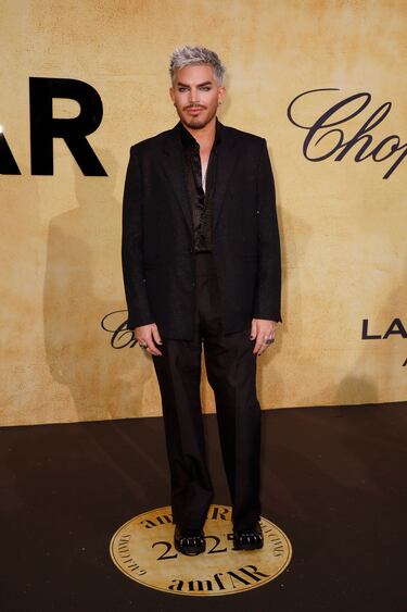 Adam Lambert posa para los fotógrafos a su llegada al evento benéfico de amfAR Cine Contra el SIDA en el Hotel du Cap-Eden-Roc.
