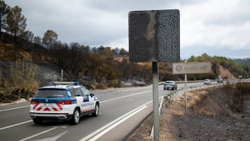 Una señal quemada en una zona afectada por el incendio, a 9 de julio de 2025, en Xerta, Tarragona, Catalunya (España). Los Bombers de la Generalitat han logrado estabilizar el incendio de Paüls (Tarragona), que se inició el pasado lunes, 7 de julio, a mediodía y ya ha quemado 3.321 hectáreas, pero de momento mantendrán un confinamiento "flexible" de la población por motivos de seguridad, ya que su carretera es un punto elevado de medios de extinción.
09 JULIO 2025;BOMBEROS;INCENDIO;CONFINAMIENTO;EXTINCIÓN
Lorena Sopêna / Europa Press
09/07/2025