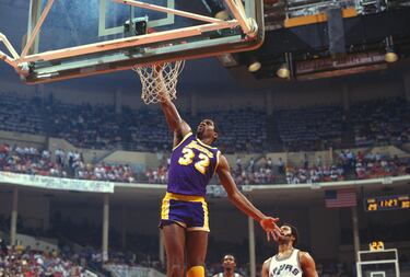 Uno de los mayores iconos de la franquicia y del baloncesto. El jugador que revolucionó este deporte, considerado uno de los mejores de la historia. 'Magic' consiguió cinco campeonatos con los angelinos (1980,1982,1985,1987,1988) y fue elegido como MVP de la temporada en tres ocasiones (1987,1988,1990). Máximo asistente de la historia del equipo (10,141 asistencias) y quinto máximo anotador (17,707 puntos).