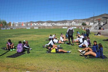 Las jugadoras del equipo de fútbol femenino de Pachuca participan en una sesión de entrenamiento en la Universidad del Fútbol y Ciencias del Deporte (UFD) en Pachuca. 