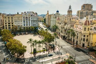 En la foto, Plaza del Ayuntamiento de la ciudad de Valencia desde el Salón Ático Ateneo.