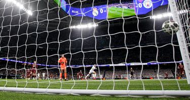 1-0. Balón al espacio de Raúl Asencio para el desmarque de Kylian Mbppé, que gana la espalda  a los defensores del City. El delantero francés deja botar el esférico, y en el mano a mano con Ederson, define con una espectacular vaselina.