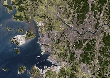 El área metropolitana de Seúl, abarca la provincia de Gyeonggi e Incheon. Acoge a más de la mitad de la población de Corea del Sur.