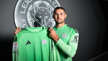 Fran Vieites, con la camiseta del Leicester City después de haber pasado por el Betis.