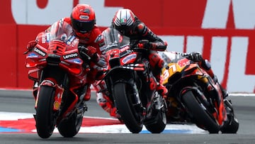 Márquez, Bezzecchi y Acosta en la chicane de Assen.