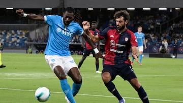 NAPLES (Italy), 30/08/2025.- Napolis midfielder Frank Anguissa (L) and Cagliaris defender Sebastiano Luperto in action during the Italian Serie A soccer match between SSC Napoli vs Cagliari Calcio in Naples, Italy, 30 August 2025. (Italia, Nápoles) EFE/EPA/CIRO FUSCO