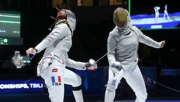 Tbilisi (Georgia), 27/07/2025.- Araceli Navarro of Spain (R) in action against Toscane Tori of France during a round of 16 bout of the Senior Women's Saber competition at the FIE Fencing World Championships in Tbilisi, Georgia, 27 July 2025. (Francia, España) EFE/EPA/DAVID MDZINARISHVILI