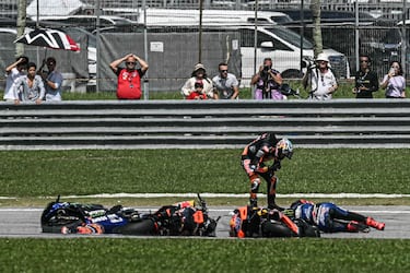 Brad Binder se acerca a Quartararo para comprobar el estado de salud del piloto francés.