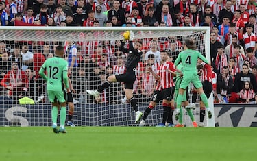 Unai Simón atrapa el balón en una ocasión del Atlético de Madrid.
