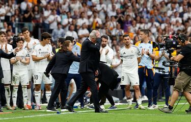 Emocionante despedida de la afición en el Bernabéu a Carlo Ancelotti. 