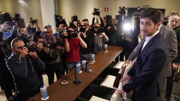 Víctor durante su comparecencia ante la prensa