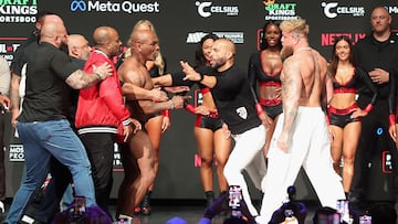 Mike Tyson incendia el pesaje y golpea a Jake Paul