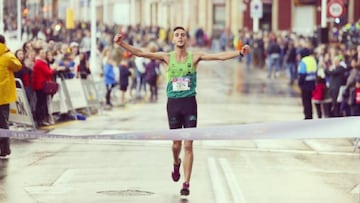 El atleta Moha Bakkali celebra su victoria en la San Silvestre de Gijón 2017.