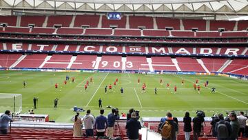 La prensa graba la última sesión del Atlético en el Metropolitano antes del duelo ante el City de vuelta de cuartos de esta Champions. Una noche para valientes.
