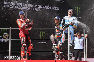  Los hermanos Márquez celebran su primer y segundo puesto en el Gran Premio de Cataluña. Junto a ellos en el podio, el piloto italiano Enea Bastianini que terminó en tercera posición.