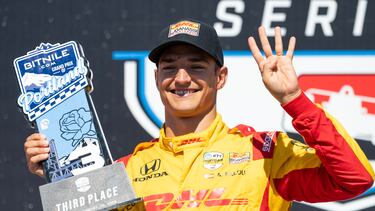 Àlex Palou, del equipo Chip Ganassi, celebra su cuarto título en las IndyCar Series tras quedar tercero en el Gran Premio de Portland.